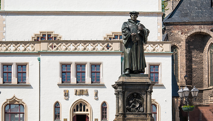 Luther memorial in Lutherstadt Eisleben Das Lutherdenkmal in Eisleben zeigt den Reformator mit Bibel und Schriftrolle