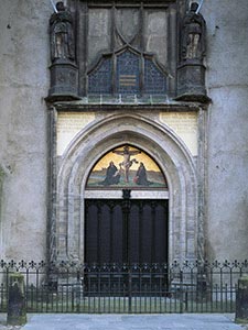 Portal der Schlosskirche mit den 95 Thesen Martin Luthers Das Portal der Schlosskirche in Lutherstadt Wittenberg, an das Martin Luther angeblich die 95 Thesen schlug